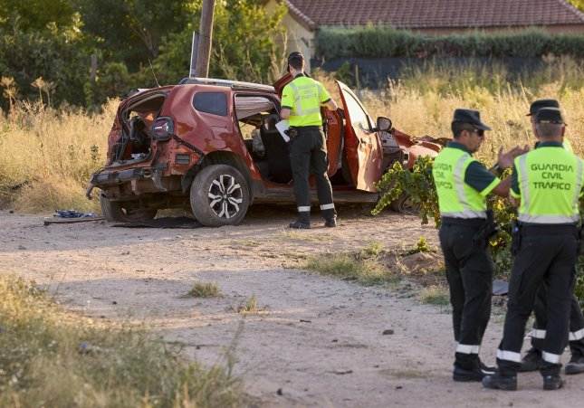  La Guardia Civil de Tráfico en el lugar de los hechos, este sábado donde un tren de pasajeros ha arrollado a un vehículo en el que viajaban tres personas -dos adultos, que han resultado heridos y un menor que ha fallecido-, por lo que la circulación ferr
