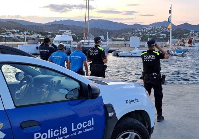 Policia Local de Llançà durant l'operació