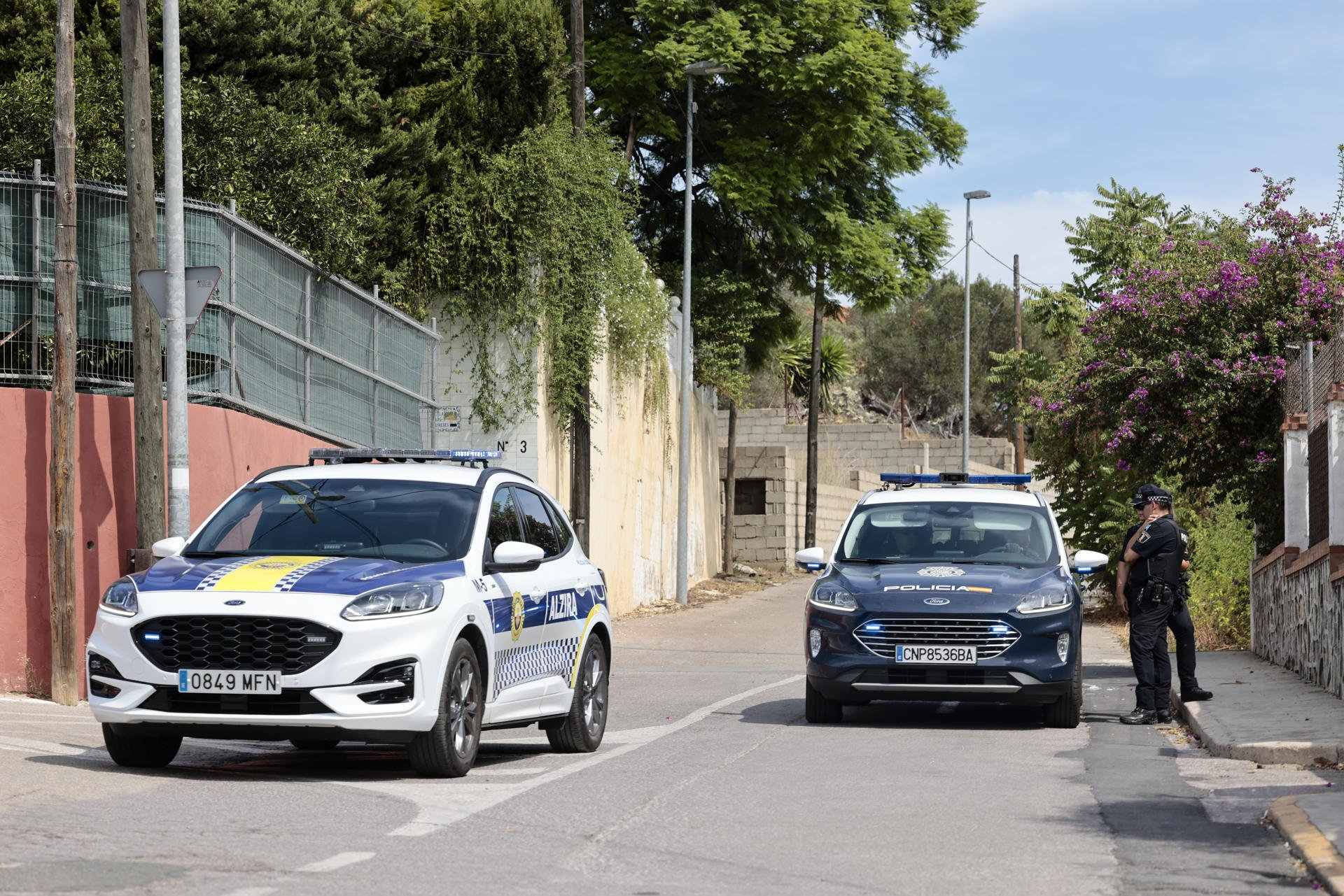  Personal de los Grupos Operativos Especiales de Seguridad (GOES) de la Policía Nacional están interviniendo en Alzira (Valencia) en un incidente con rehenes y durante el cual se han escuchado al menos dos detonaciones, según han informado fuentes conoced