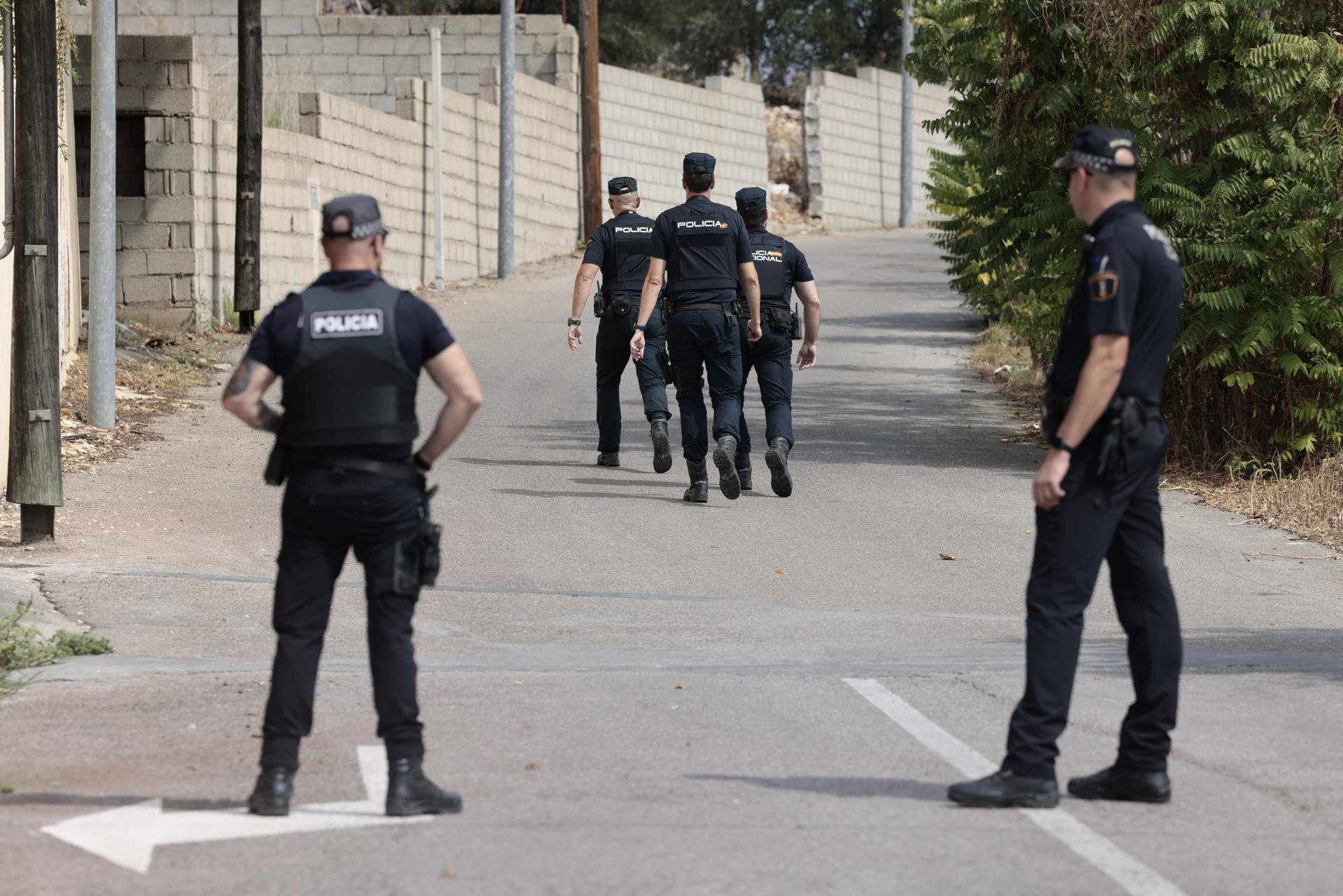 Personal del GOES de la Policía Nacional interviniendo en Alzira (Valencia) / ANA ESCOBAR - EFE