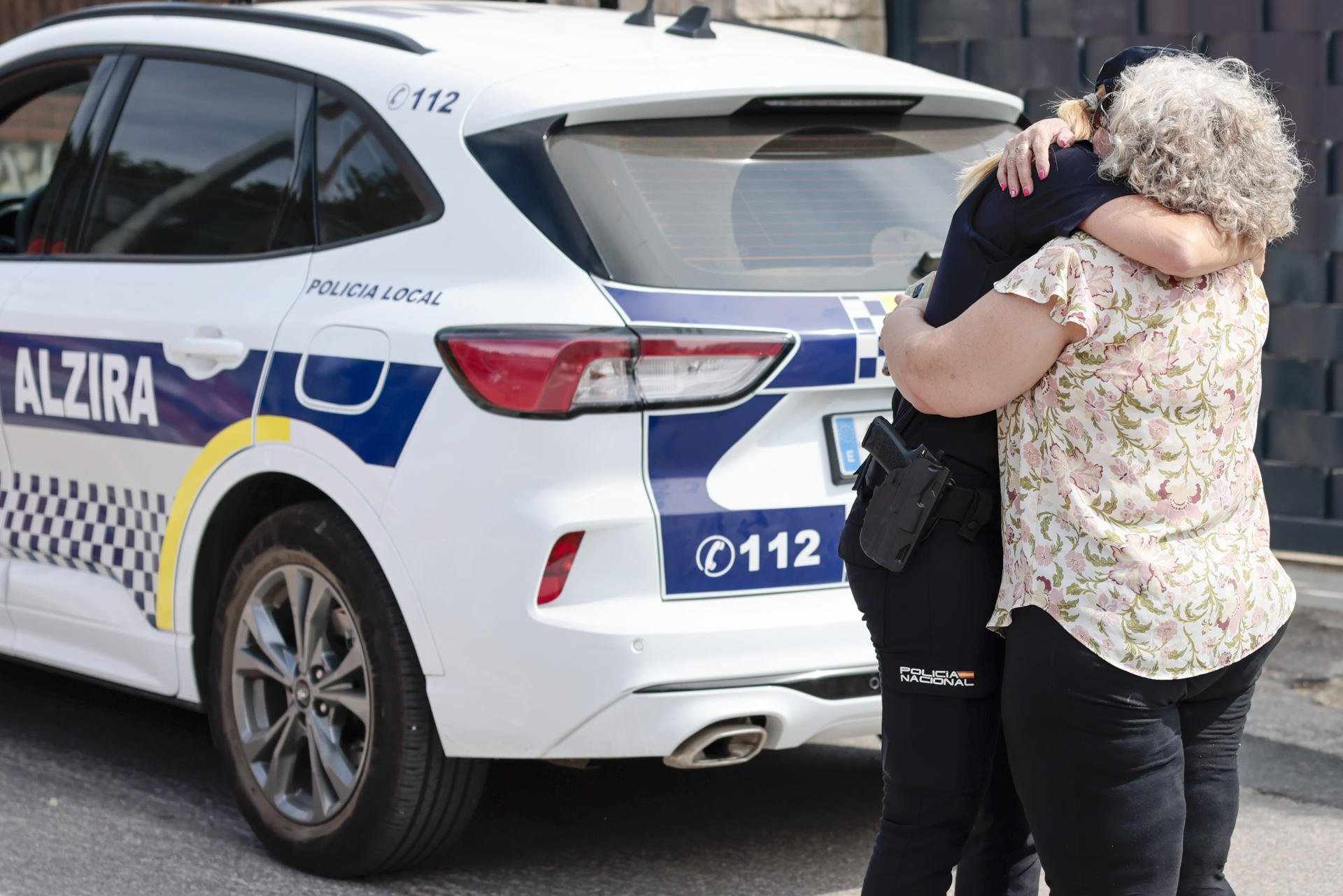 La germana de la dona morta d'un tret a Alzira en una abraçada amb una agent de la Policia Nacional / ANA ESCOBAR - EFE