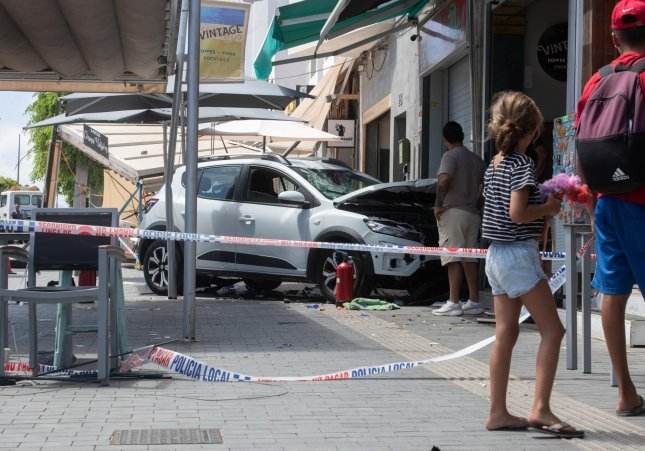 Ocho personas, entre ellas dos menores, han resultado heridas en un accidente ocurrido este jueves cuando un vehículo se empotró contra una terraza de un bar en la Avenida Nuestra Señora del Carmen, en la localidad de Corralejo, en Fuerteventura. EFE/ Car