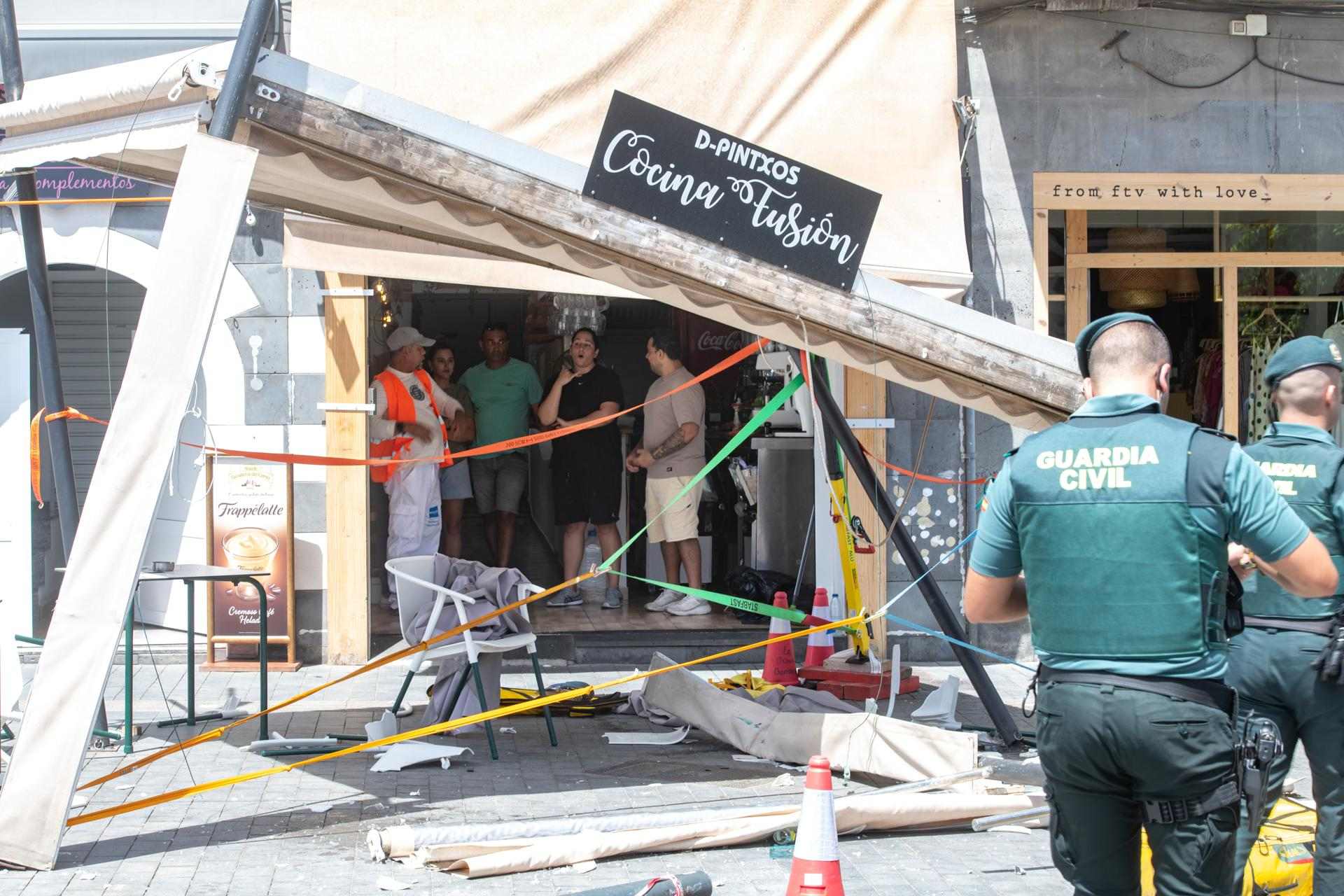 La Guàrdia Civil al bar on s'ha encastat un cotxe a Fuerteventura / CARLOS DE SAÁ - EFE La Guàrdia Civil al bar on s'ha encastat un cotxe a Fuerteventura / CARLOS DE SAÁ - EFE