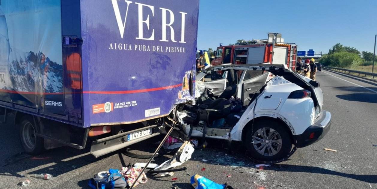 Muere una mujer al chocar contra un camión parado en el arcén de la AP ...
