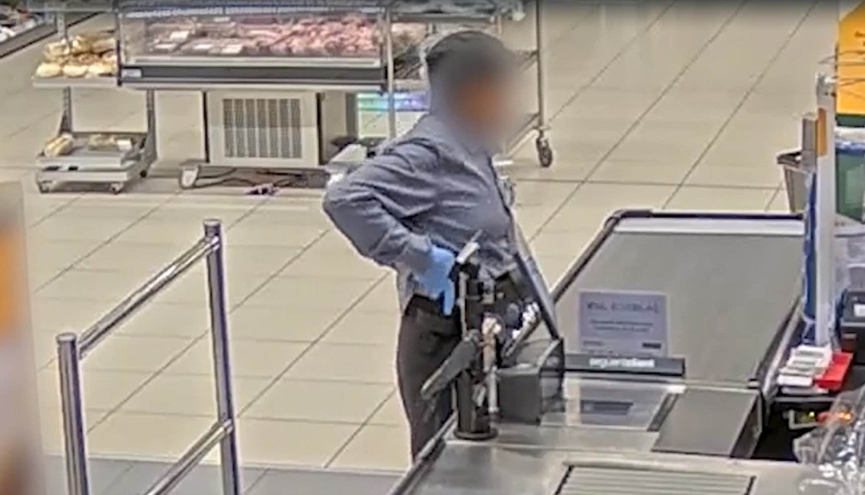 El lladre que ensenya la pistola al supermercat del Baix Penedès  / CME