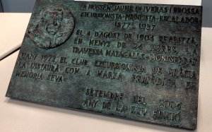 La placa de bronze commemorativa sostreta de la Creu de Matagalls / CME