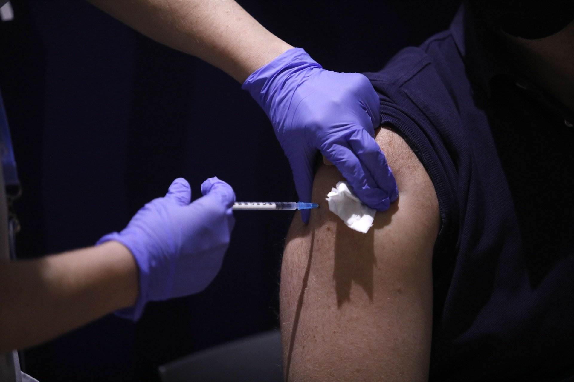 Un home rep una dosi de la vacuna contra la Covid-19 a Barcelona, en una imatge d'arxiu / KIKE RINCÓN - EUROPA PRESS - ARXIU