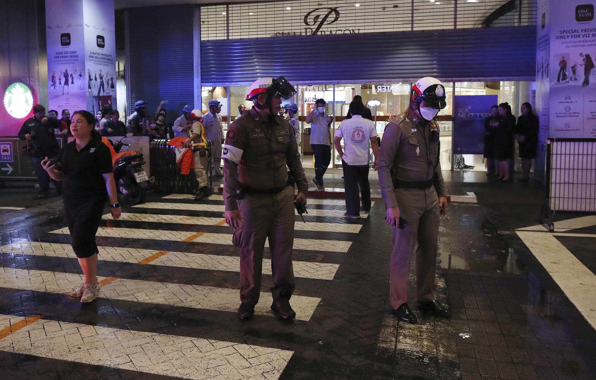 Agentes de la Policía vigilan la entrada al centro comercial SIam Paragon, donde fue detenido este martes un menor de 14 años como supuesto autor de un tiroteo en el que han muerto al menos tres personas, en Bangkok, Tailandia. EFE/ Rungroj Yongrit