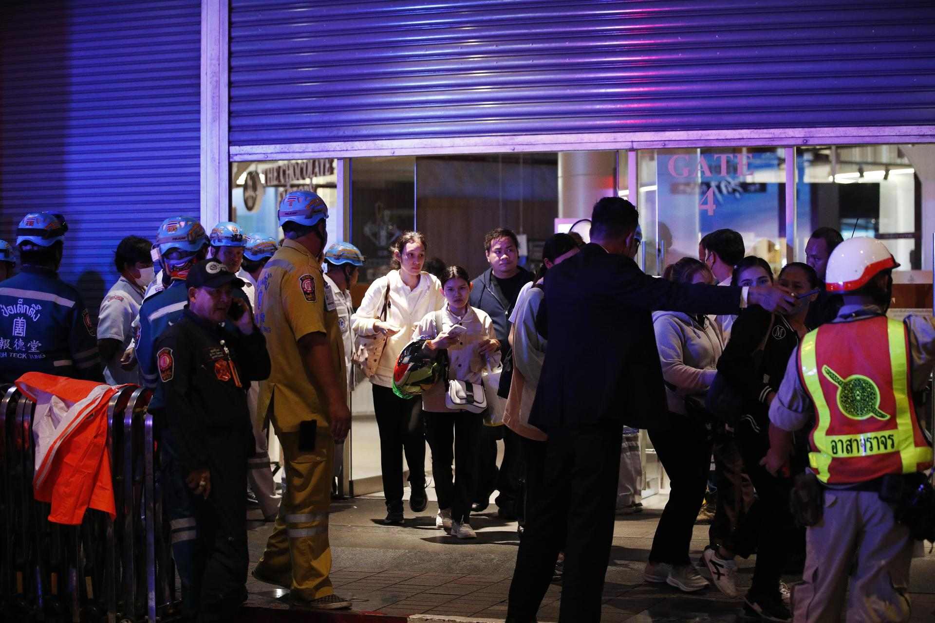 Els compradors són evacuats a l'entrada del centre comercial Siam Paragon després dels trets a Bangkok, Tailàndia - EFE/EPA/RUNGROJ YONGRIT