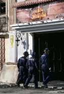 Agentes de la Policía Judicial acceden a la discoteca Fonda Milagros mientras realizan labores de investigación en las discotecas Teatre y Fonda Milagros de Murcia este martes, tras el incendio declarado la madrugada del pasado domingo y que costó la vida