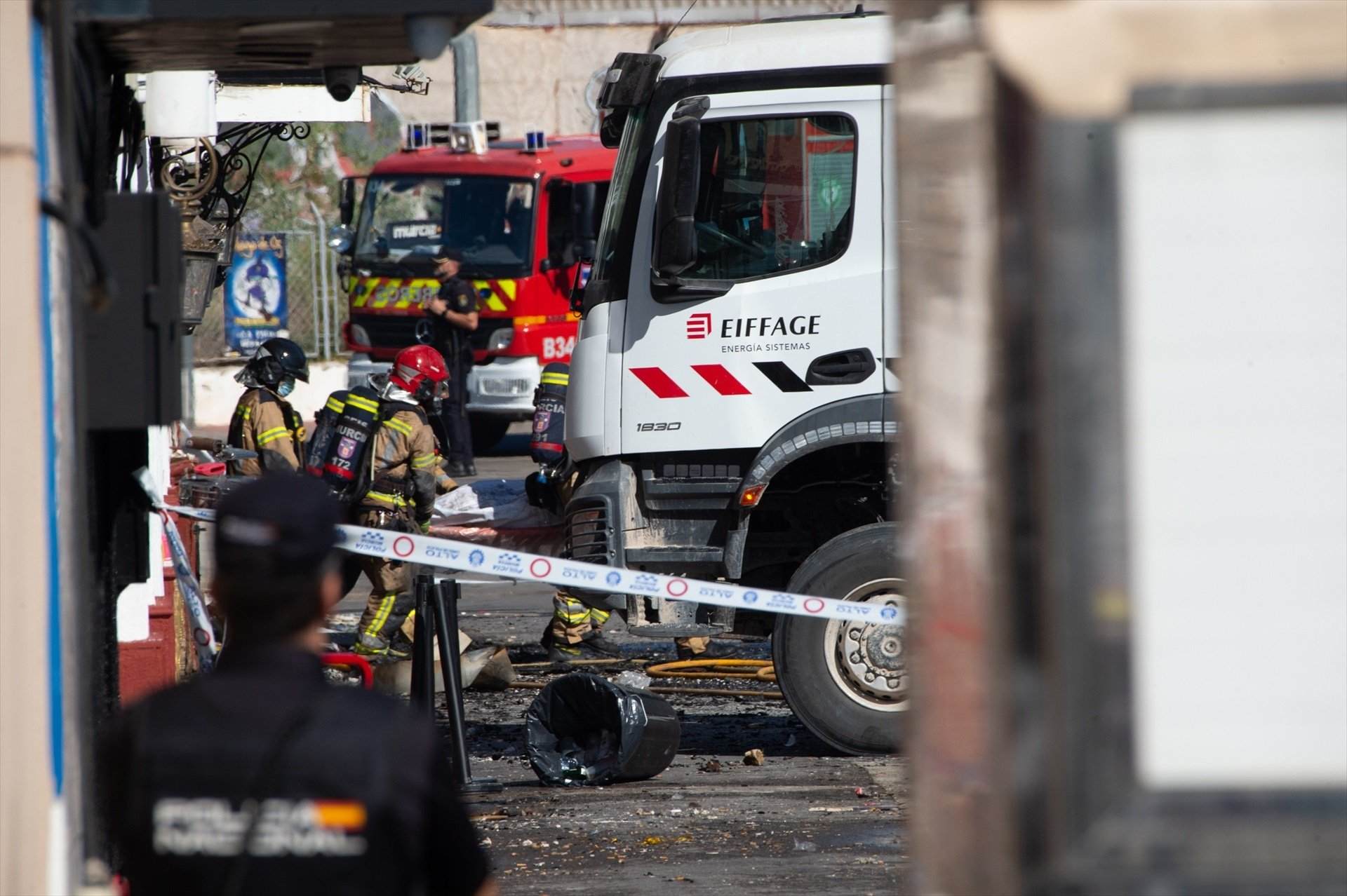 Agentes de bomberos durante los trabajos en la sala Teatro este domingo / JAVIER CARRIÓN - EUROPA PRESS