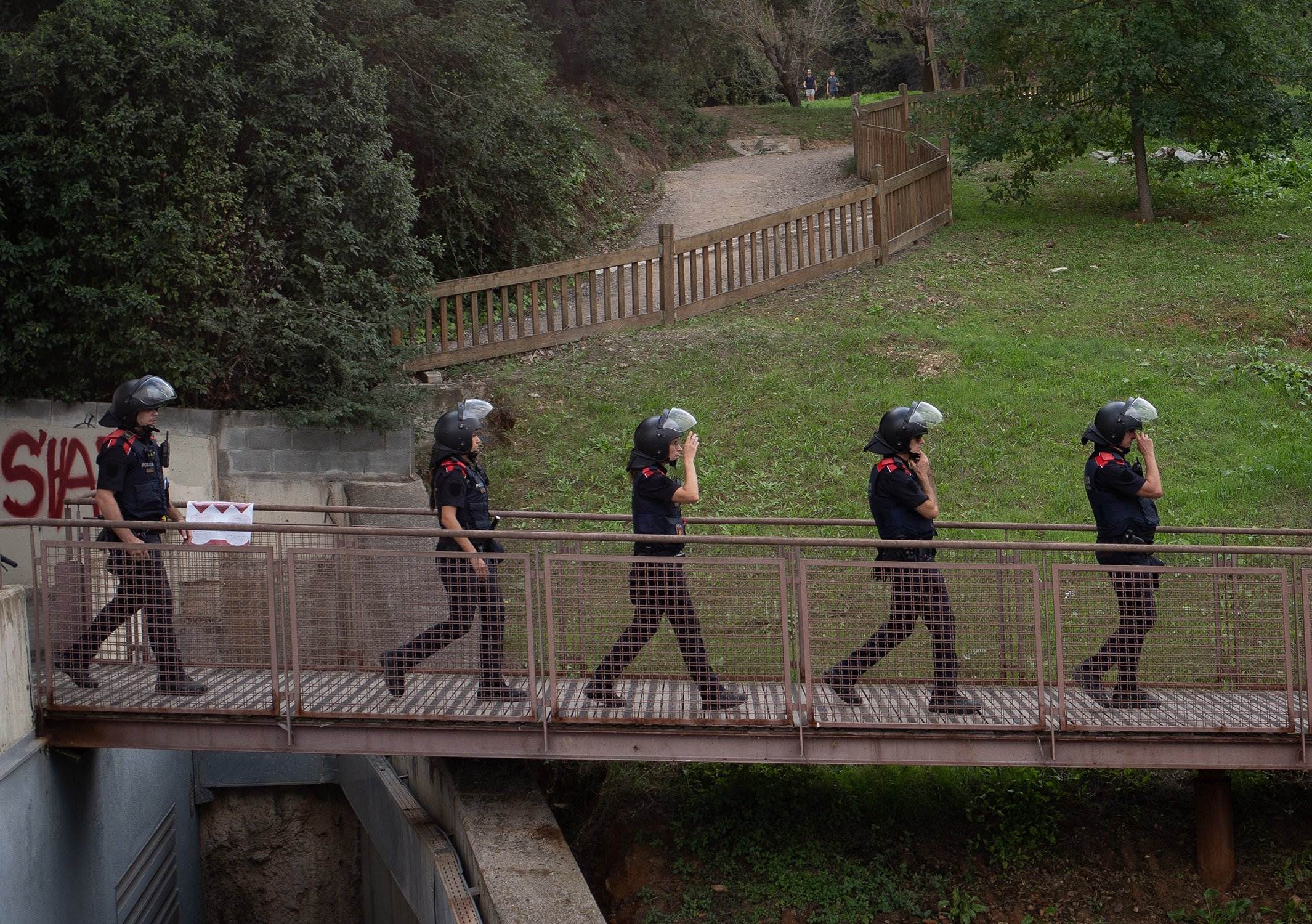 EuropaPress 5481315 mossos desquadra abandonan feria entidades uab parada asociacion patriota