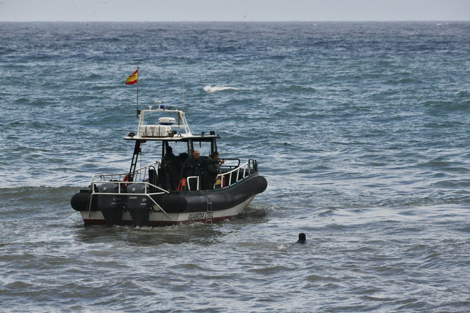 Pie de Foto: Una lancha de la Guardia Civil acude a rescatar a un migrante marroquí que nada frente a la playa del Tarajal, a 22 de septiembre de 2021, en Ceuta (España) / ANTONIO SEMPERE - EUROPA PRESS