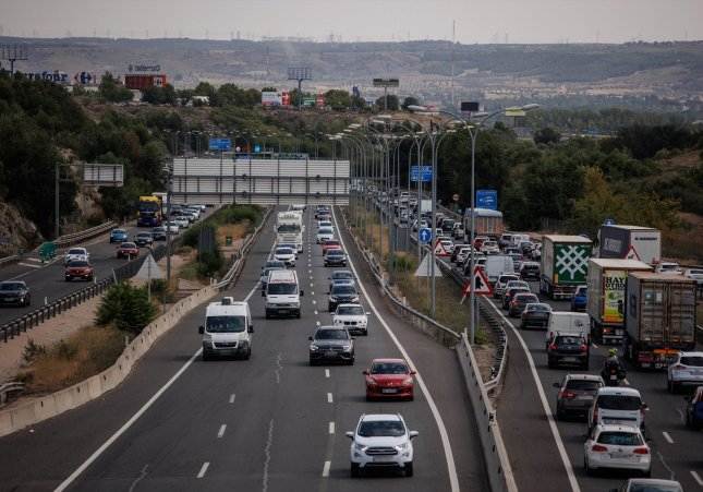 Atasco en la autovía A-3, a 1 de septiembre de 2023, en Madrid (España) / ALEJANDRO MARTÍNEZ VÉLEZ - EUROPA PRESS