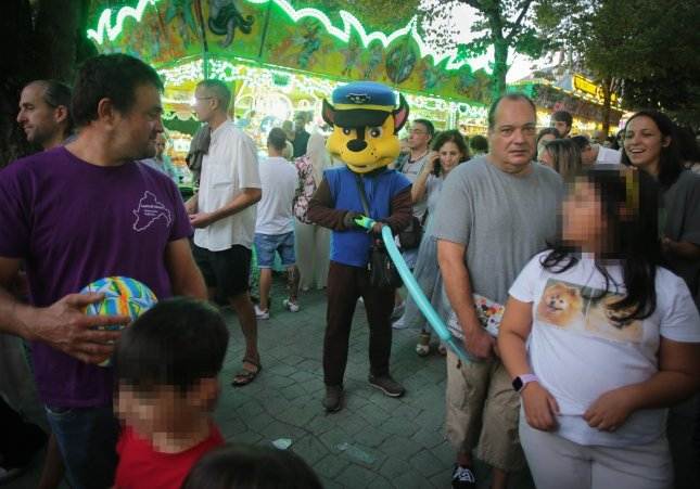 Una persona disfrazada de Chase, de la Patrulla Canina, en el recinto de las fiestas de San Froilán, el pasado sábado por la tarde en Lugo / CARLOS CASTRO - EUROPA PRESS