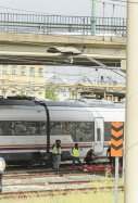 Agentes del Cuerpo Nacional de Policía junto al cuerpo de una persona que ha sido hallado este lunes entre dos vagones de un tren en la estación de Santa Justa de Sevilla, donde el pasado jueves desapareció el joven cordobés de 18 años Álvaro Prieto. EFE/