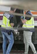 EuropaPress 5508759 policia junto cadaver localizado dos trenes cerca estacion santa justa 16