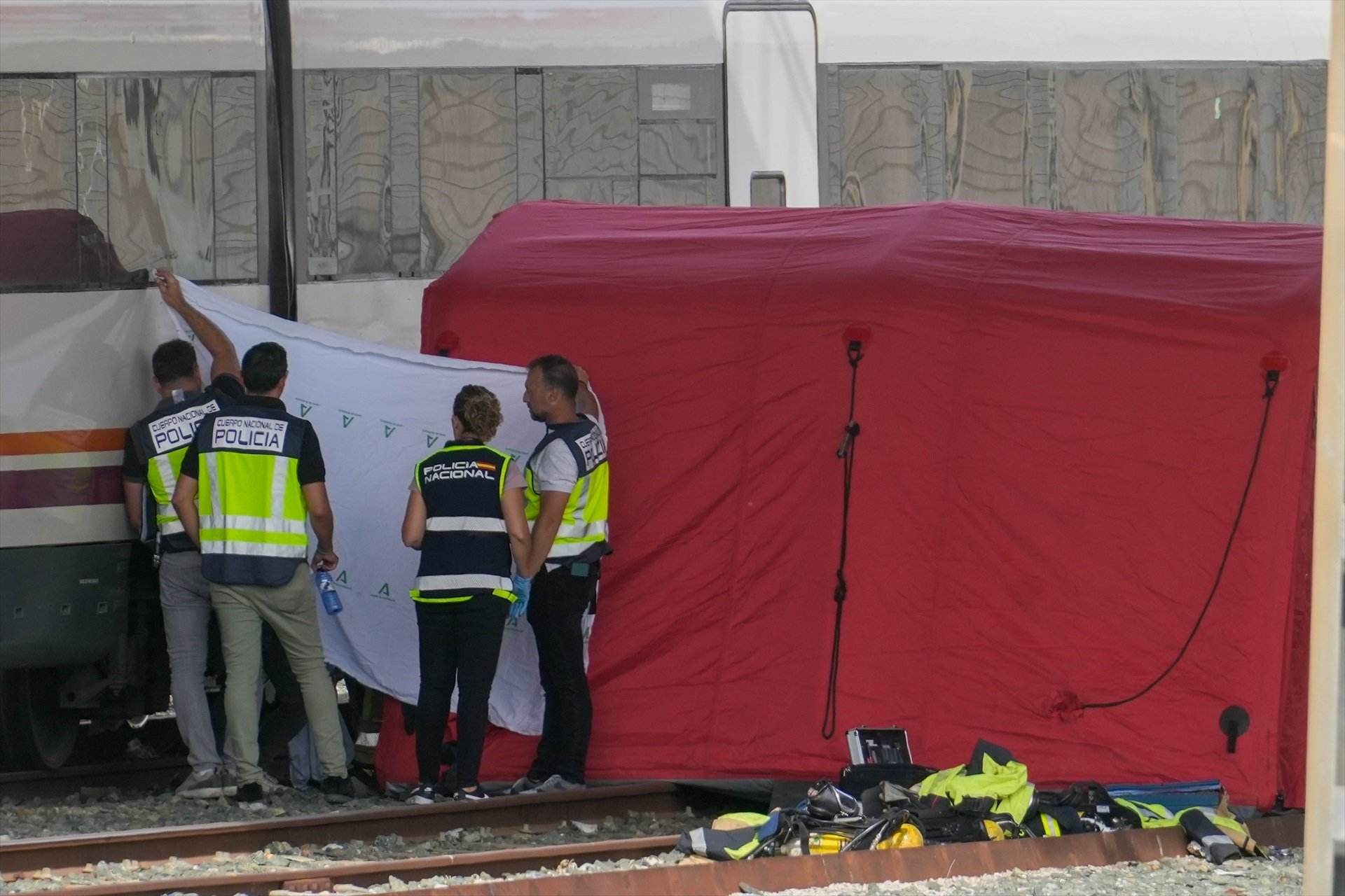 Agentes de la Policía Nacional en los dos trenes donde estuvo encontrar el cadáver de Álvaro Prieto en Sevilla / EDUARDO BRIONES - EUROPA PRESS