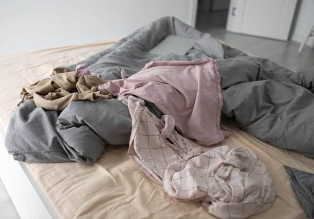 dormitorio desordenado ropa cama angulo alto