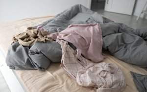 dormitorio desordenado ropa cama angulo alto