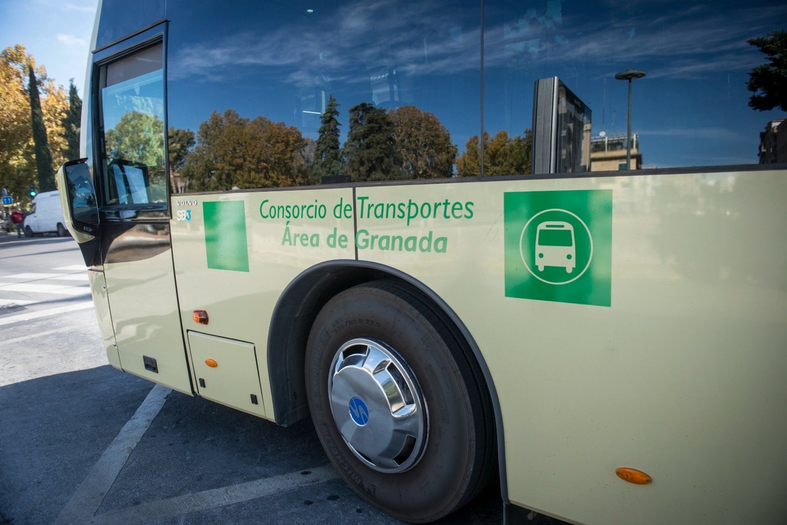 Un autobus del área de Granada en una imagen de archivo / JUNTA - EUROPA PRESS