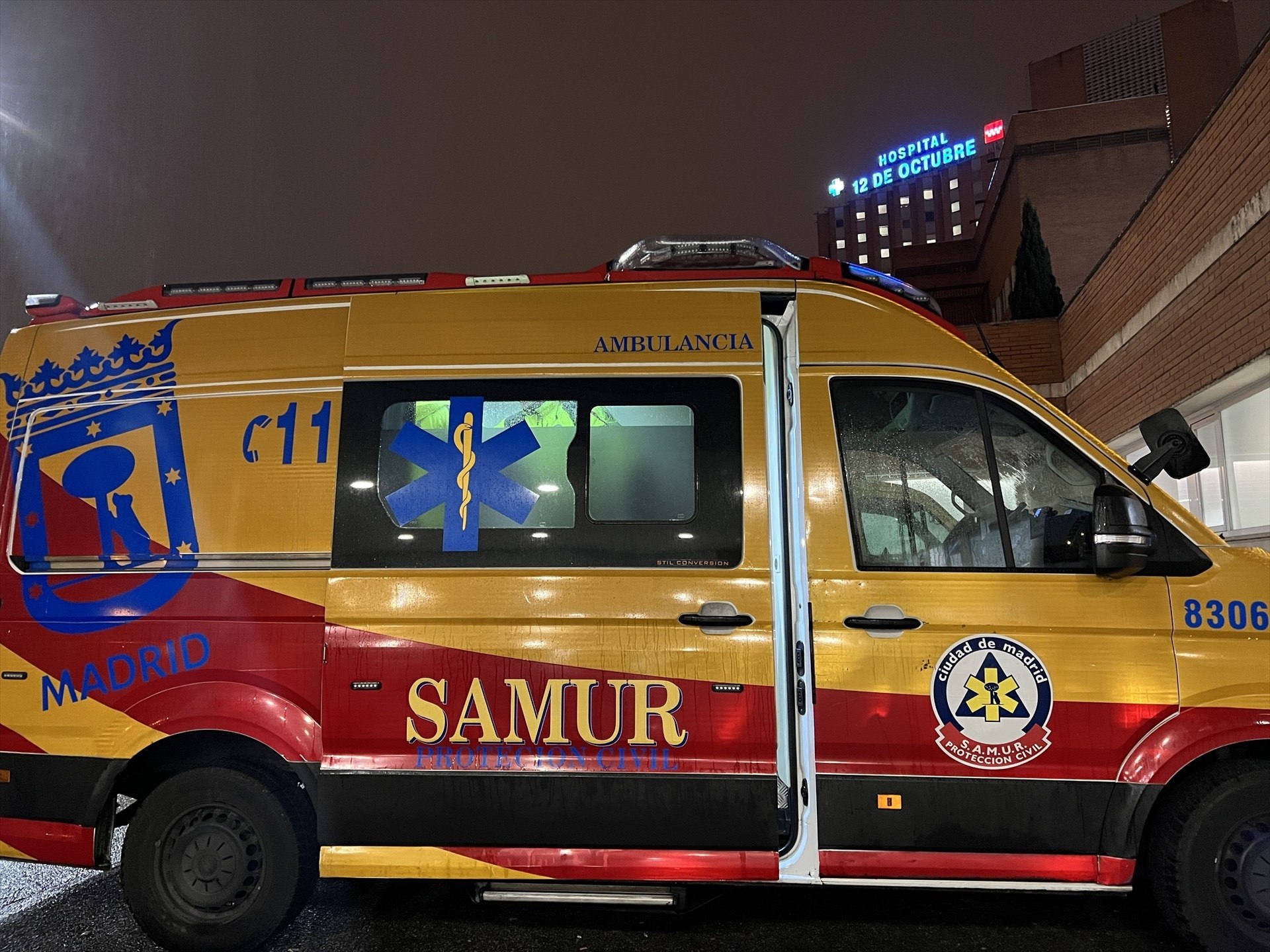 Una ambulancia del SAMUR con el Hospital 12 de octubre al fondo en una imagen de archivo / EMERGENCIAS MADRID