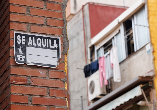 EuropaPress 5282644 cartel alquila 19 junio 2023 madrid espana precio alquiler interanual