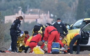 EuropaPress 4145471 grupo sanitarios asisten heridos lugar donde estaba detenido hombre herido