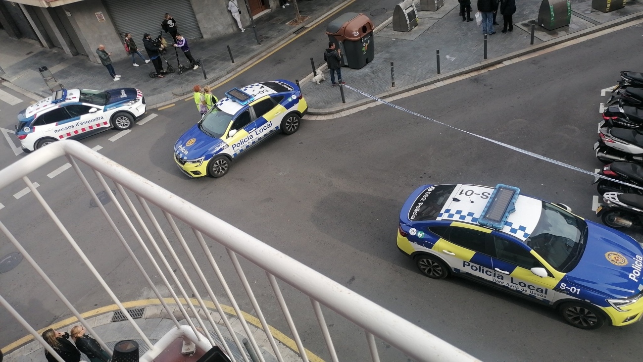 Policia al lloc de l'apunyalament al carrer Bogatell Sant Andrià / @NasioPaSufri