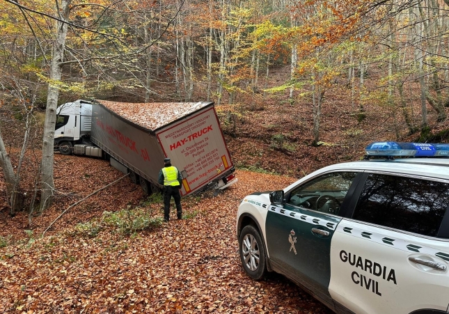 Un camión se queda atrapado en el cruce de Turza de Ezcaray tras una mala indicación del GPS / GUARDIA CIVIL