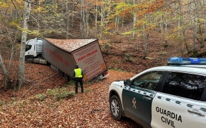 EuropaPress 5590498 camion queda atrapado cruce turza ezcaray mala indicacion gps