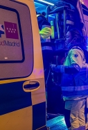 Traslado al hospital de la mujer estrangulada por su pareja en el Puente de Vallecas, en Madrid / EMERGENCIAS 112 MADRID