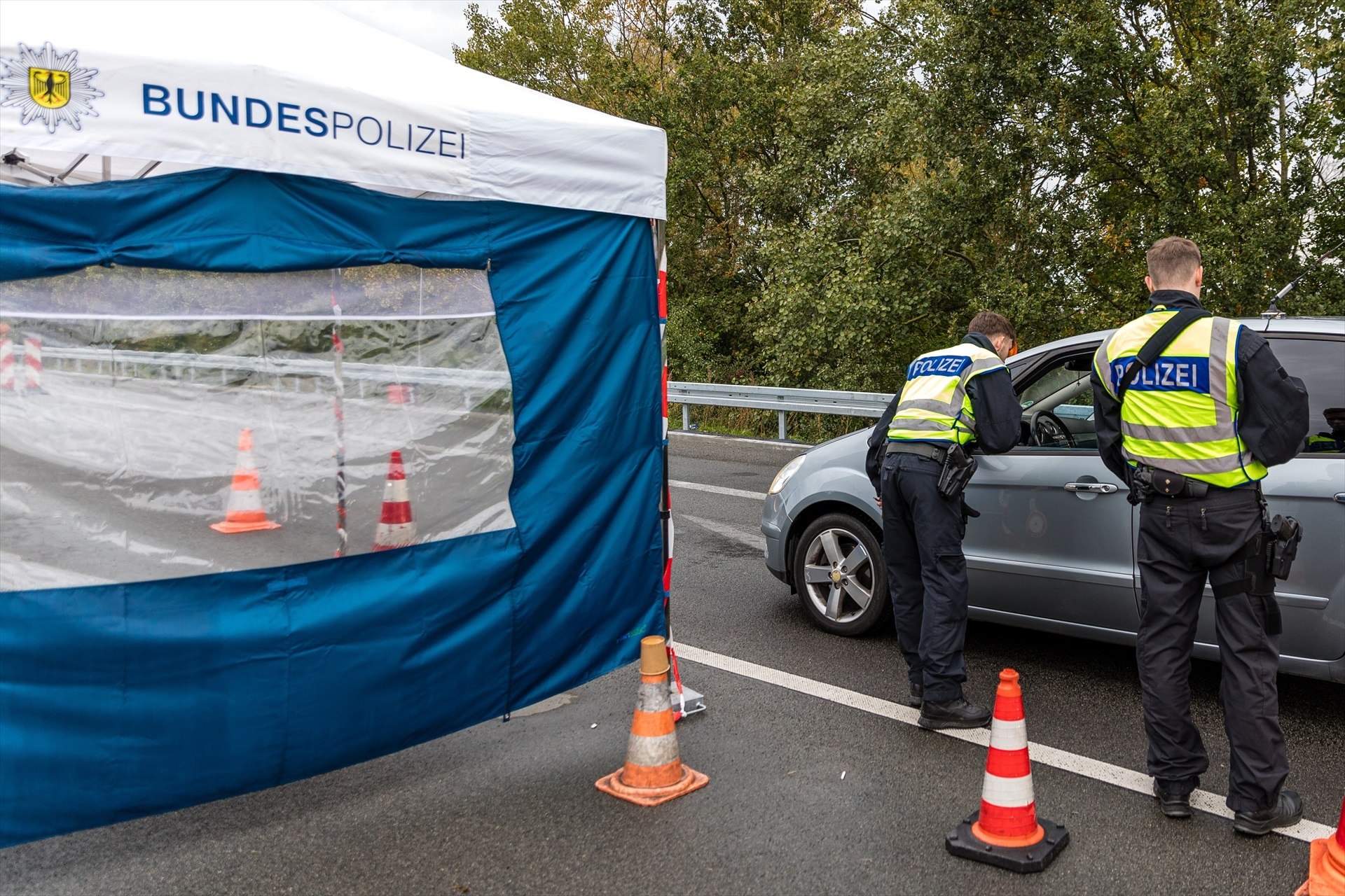 EuropaPress 5595057 24 october 2023 brandenburg bademeusel federal police officers talk to the