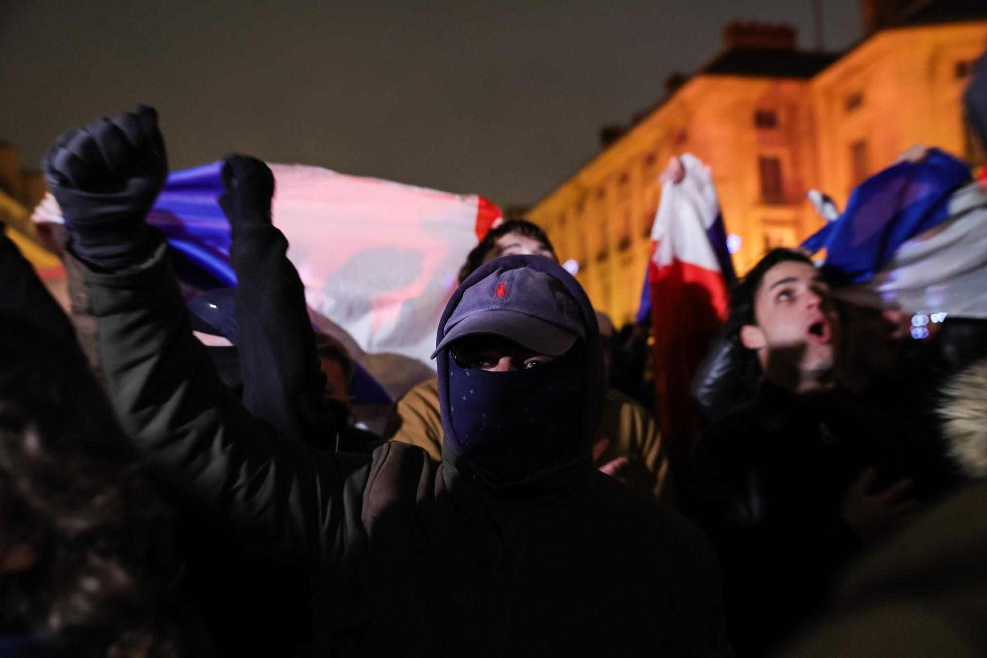 Personas participan en un homenaje organizado por el grupo de extrema derecha 'Les natifs' (los nativos), para rendir homenaje a los jóvenes asesinados una semana antes, en París, Francia / TERESA SUÁREZ - EPA - EFE