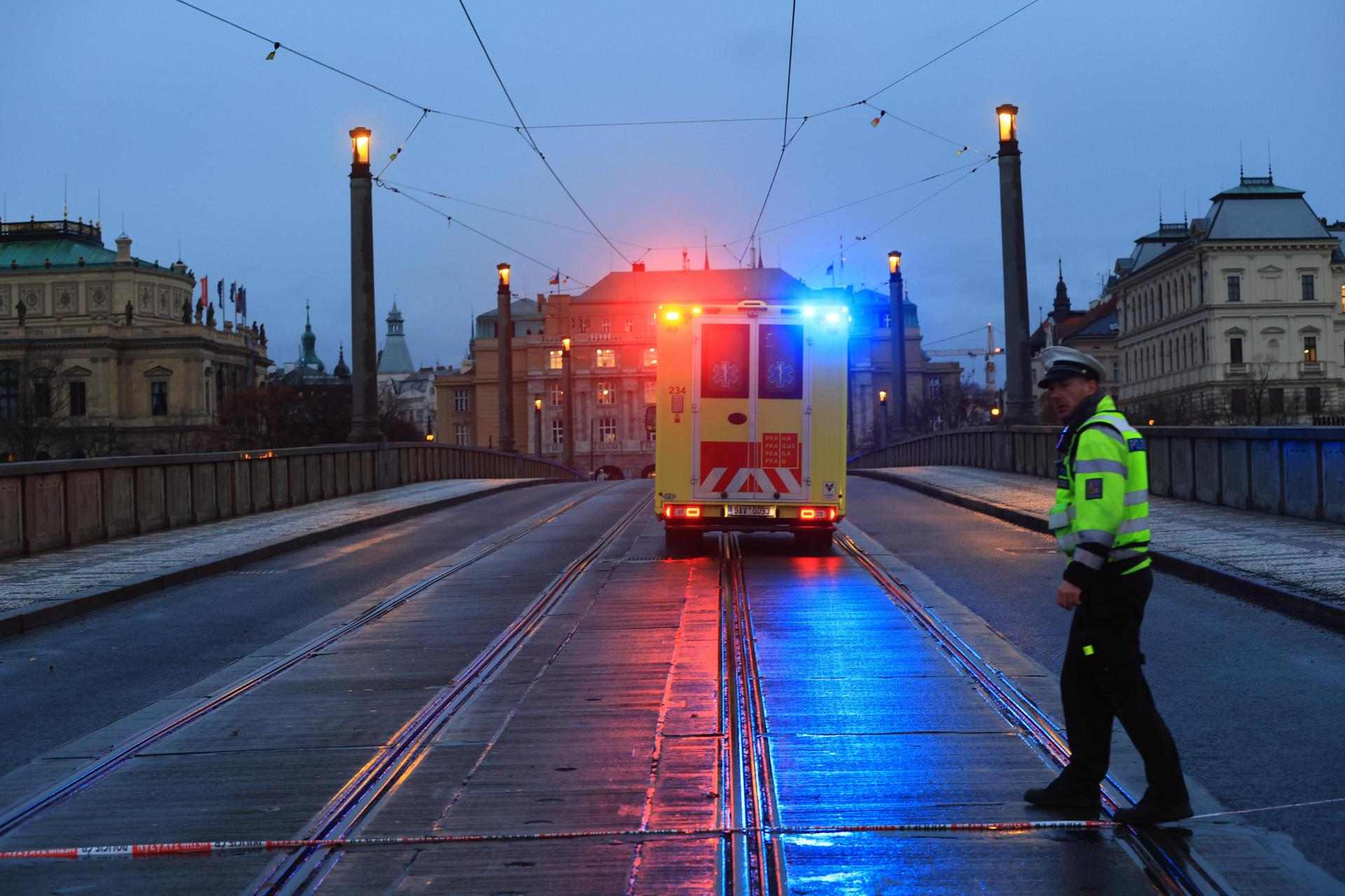 Una ambulancia y un agente de policía en el lugar|sitio del tiroteo de Praga - EFE/EPA/MARTIN DIVISEK