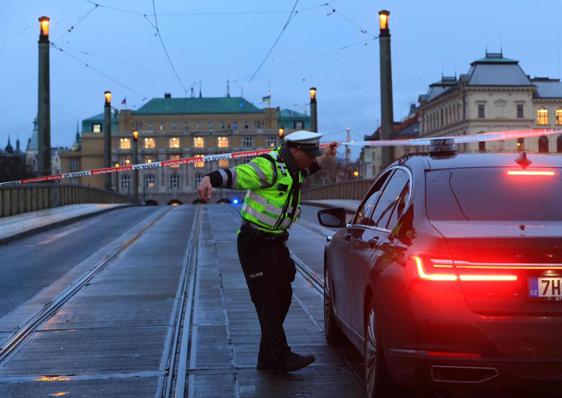 Un agente de policía en el cordón de seguridad busca del lugar del tiroteo en lo centro de Praga - EFE/EPA/MARTIN DIVISEK