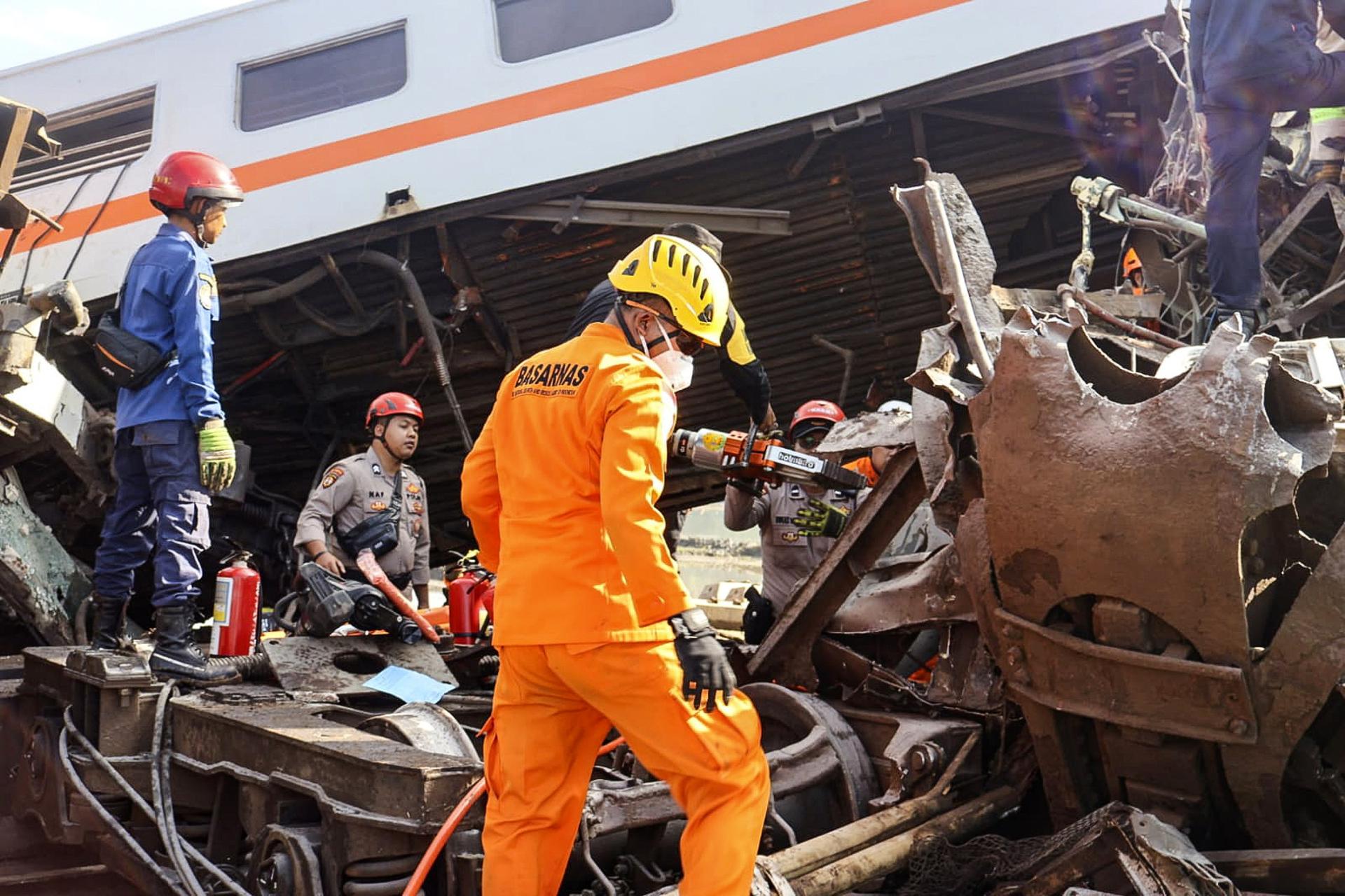 Los equipos de rescate en la zona donde han chocado dos trenes en Indonesia / BASARNAS - EPA - EFE