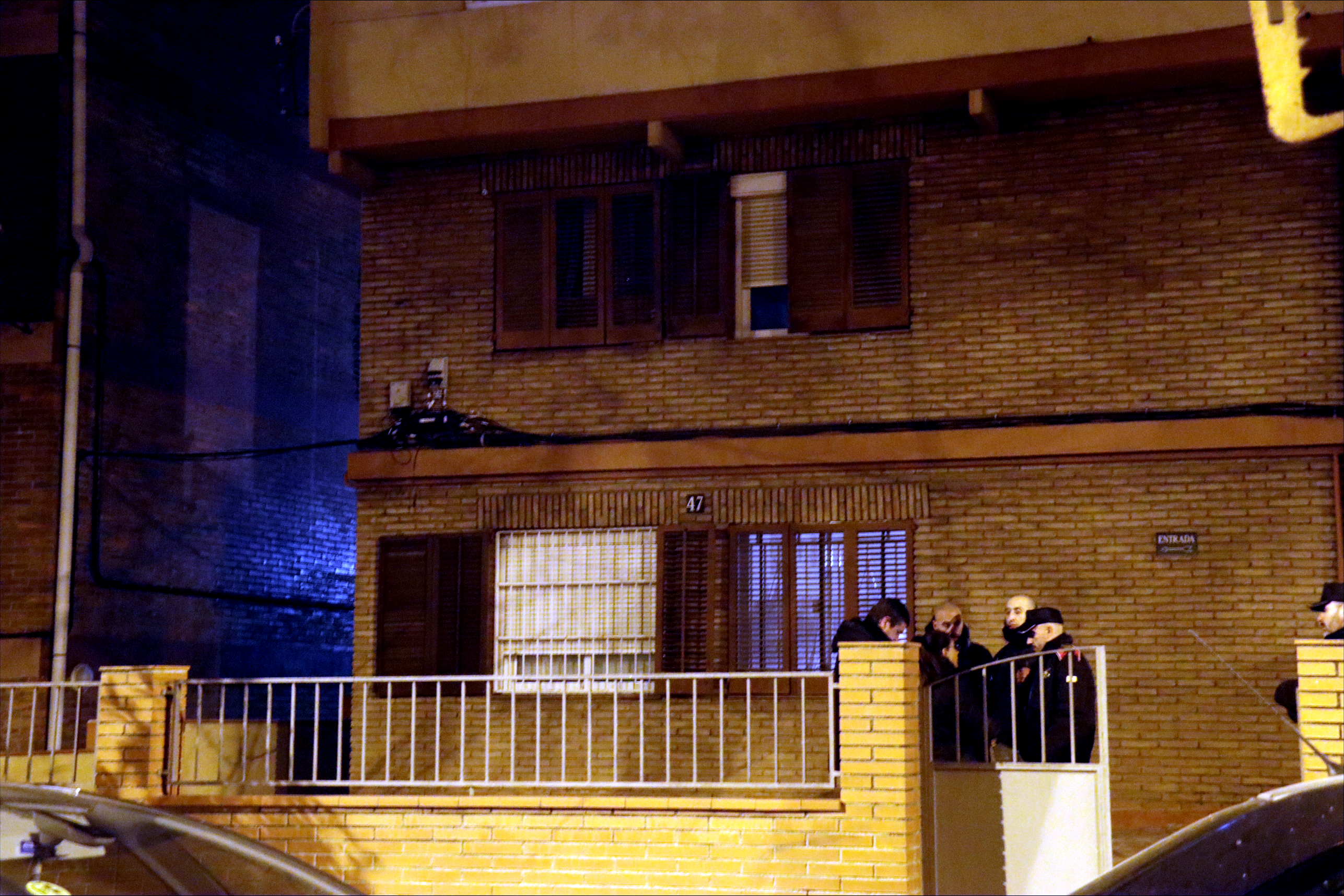 Agents de policia davant d'un domicili del districte barceloní d'Horta-Guinardó on s'han trobat els cossos d'un pare i els seus dos fills menors d'edat / MARTA VIDAL - ACN