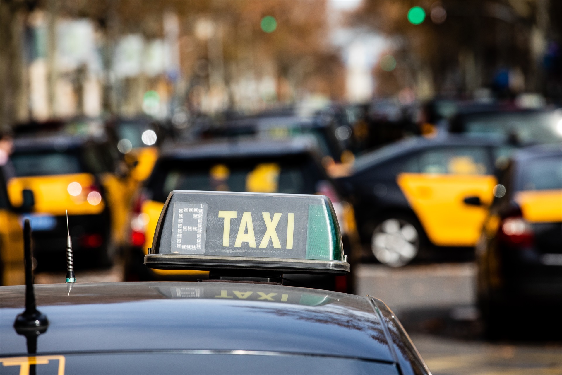 Un taxi de Barcelona en una imagen de archivo / DAVID ZORRAKINO - EUROPA PRESS