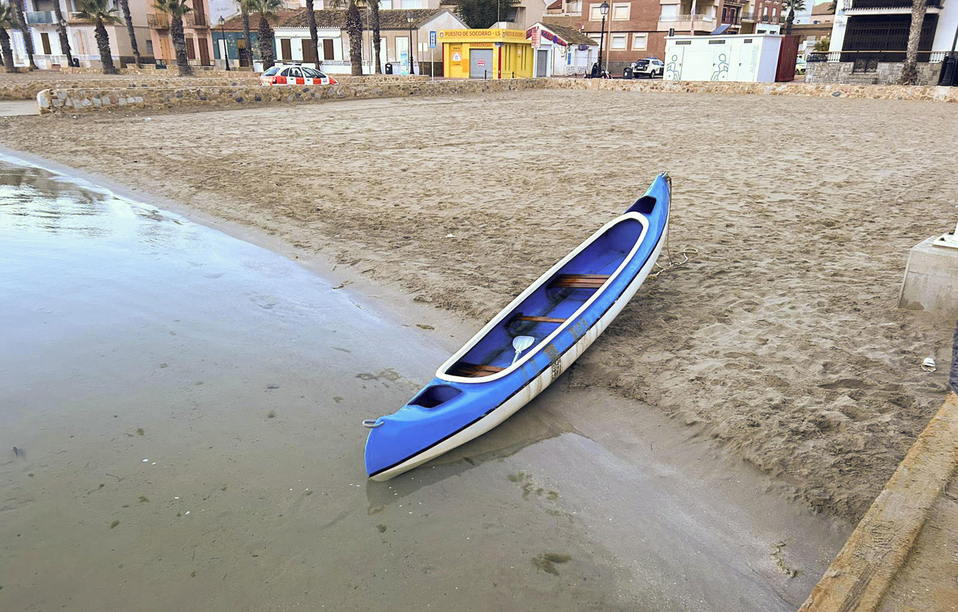 Embarcación en la que naufragaron los tres jóvenes, uno de los cuales sigue desaparecido en el Mar Menor / MARCIAL GUILLÉN - EFE