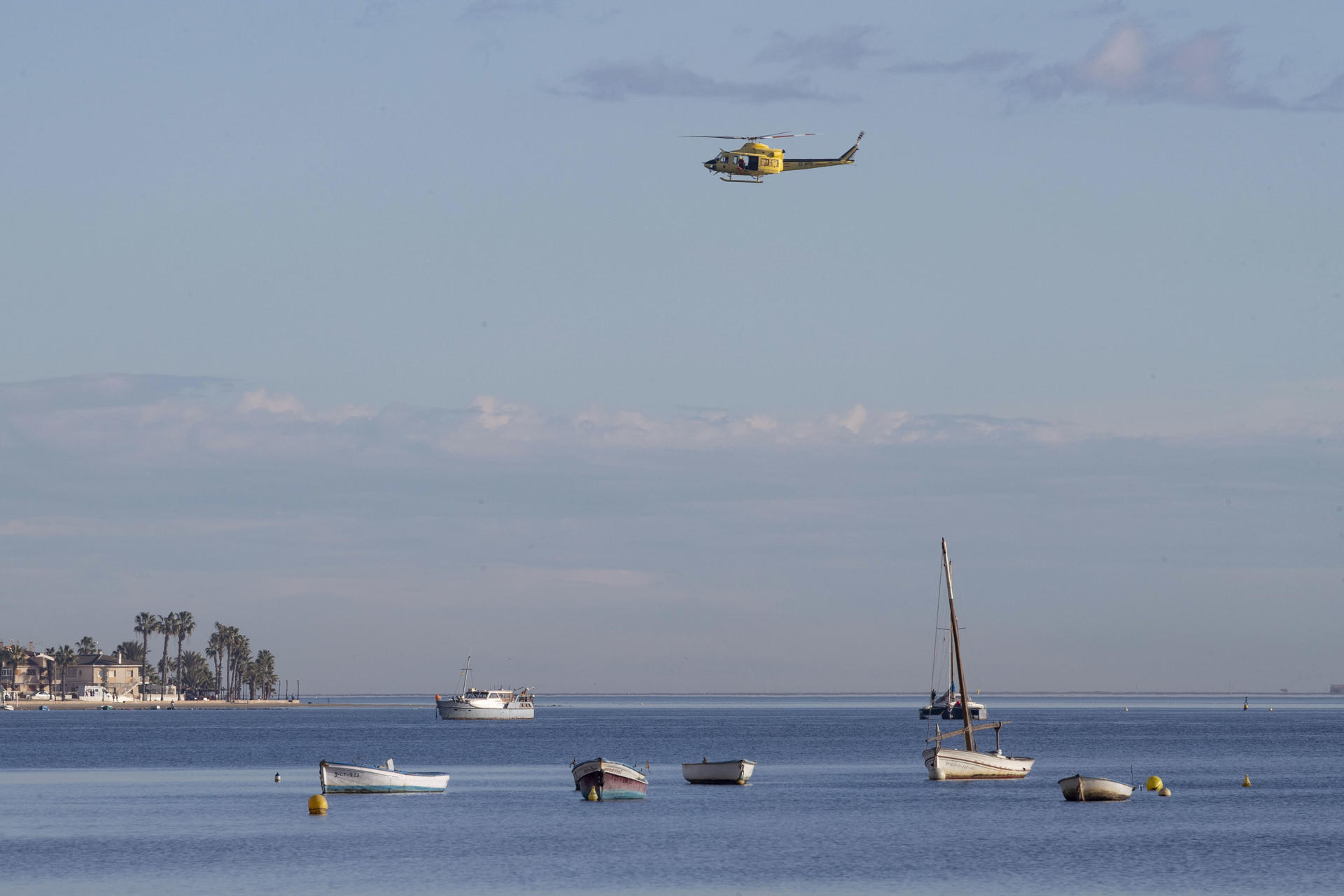 Un helicóptero del 112 de la Comunidad de Murcia, este viernes, durante las labores de búsqueda de un menor de 15 años, desaparecido en aguas del Mar Menor / MARCIAL GUILLÉN - EFE