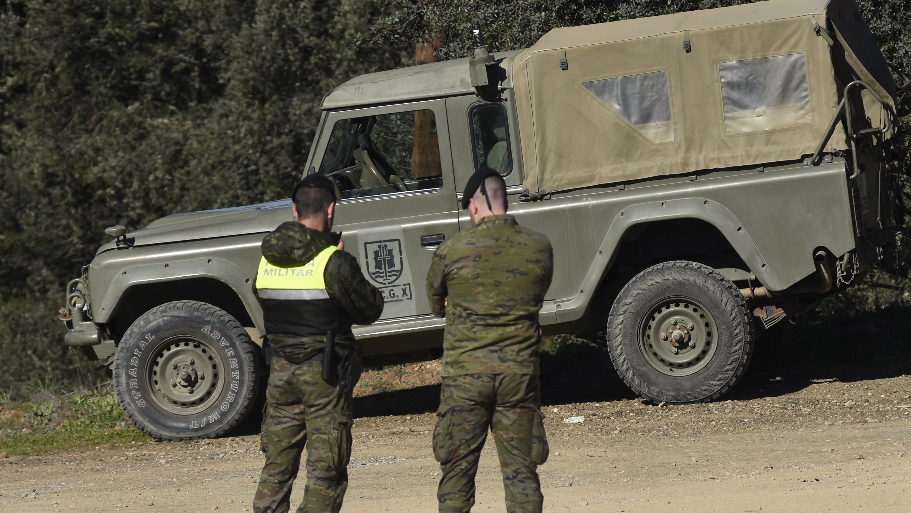 Militares acordonando el lugar donde han sido localizados los dos militares de la base de Cerro Muriano en Còrdoba / RAFAEL MADERO - EUROPA PRESS