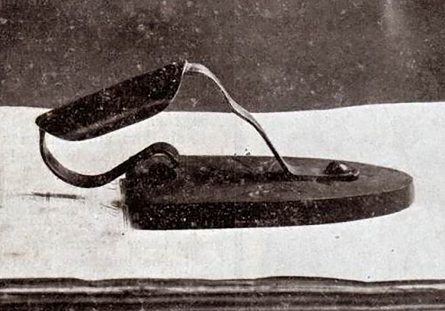 Elementos de la escena del crimen. El arma del crimen (la plancha) y el delantal de la acusada sucio|bruto de sangre. Font Criminalia. Enciclopedia del Crimen Elementos de la escena del crimen. El arma del crimen (la plancha) y el delantal de la acusada sucio|bruto de sangre. Font Criminalia. Enciclopedia del Crimen