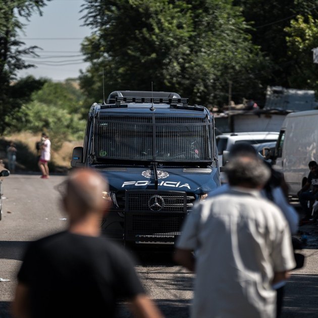 Un furgón de la Policía Nacional durante un operativo para acabar con clanes de la droga, especialmente heroína, en Cañada Real / DIEGO RADAMÉS - EUROPA PRESS 