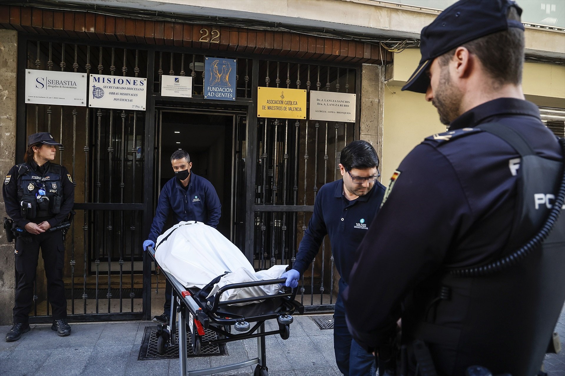 Varios agentes de la Policía Nacional trabajan en el lugar de los hechos, a 23 de enero de 2024, en Valencia / ROBER SOLSONA - EUROPA PRESS