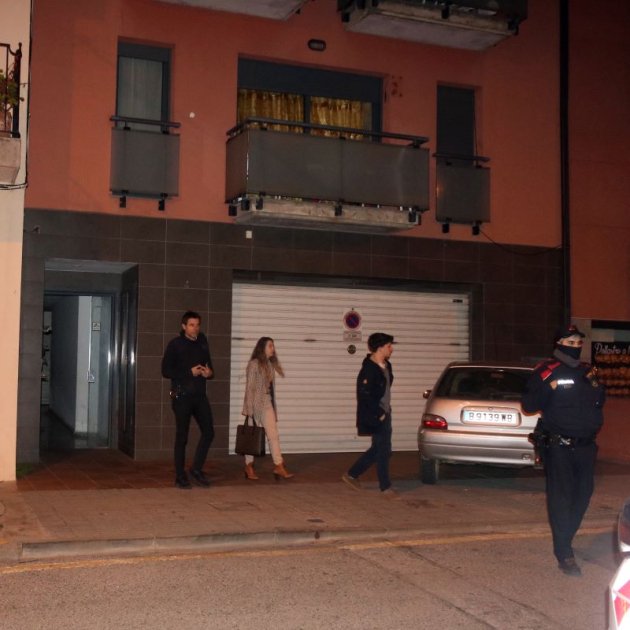 Agents d'investigació dels Mossos i la comitiva judicial sortint del domicili del detingut a Palafrugell després de l'escorcoll / XAVIER PI, MARINA LÓPEZ, ACN