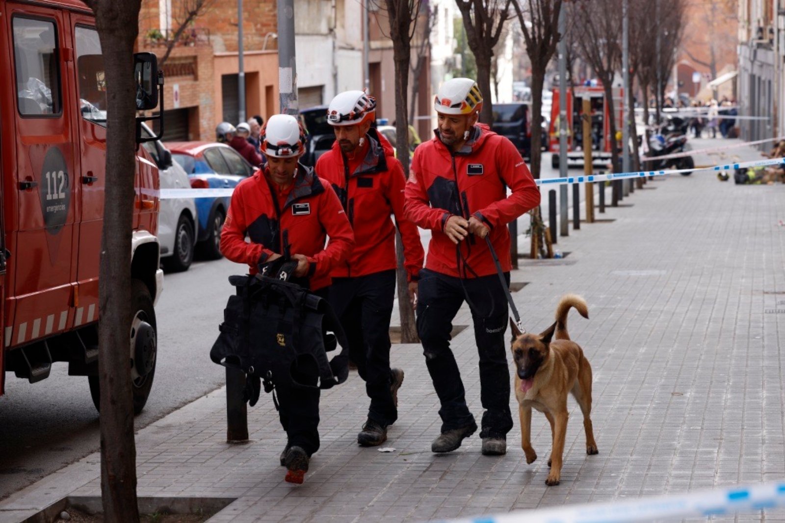 Els efectius del Grup Caní de Recerca dels Bombers estan participant en la cerca de possibles víctimes | Carlos Baglietto. 
