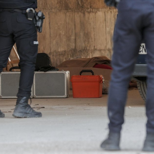 Dos agents de la Policia Nacional esperen sota el Pont del Real de València on s'han trobat dos homes morts a pedrades / Manuel Bruque - EFE