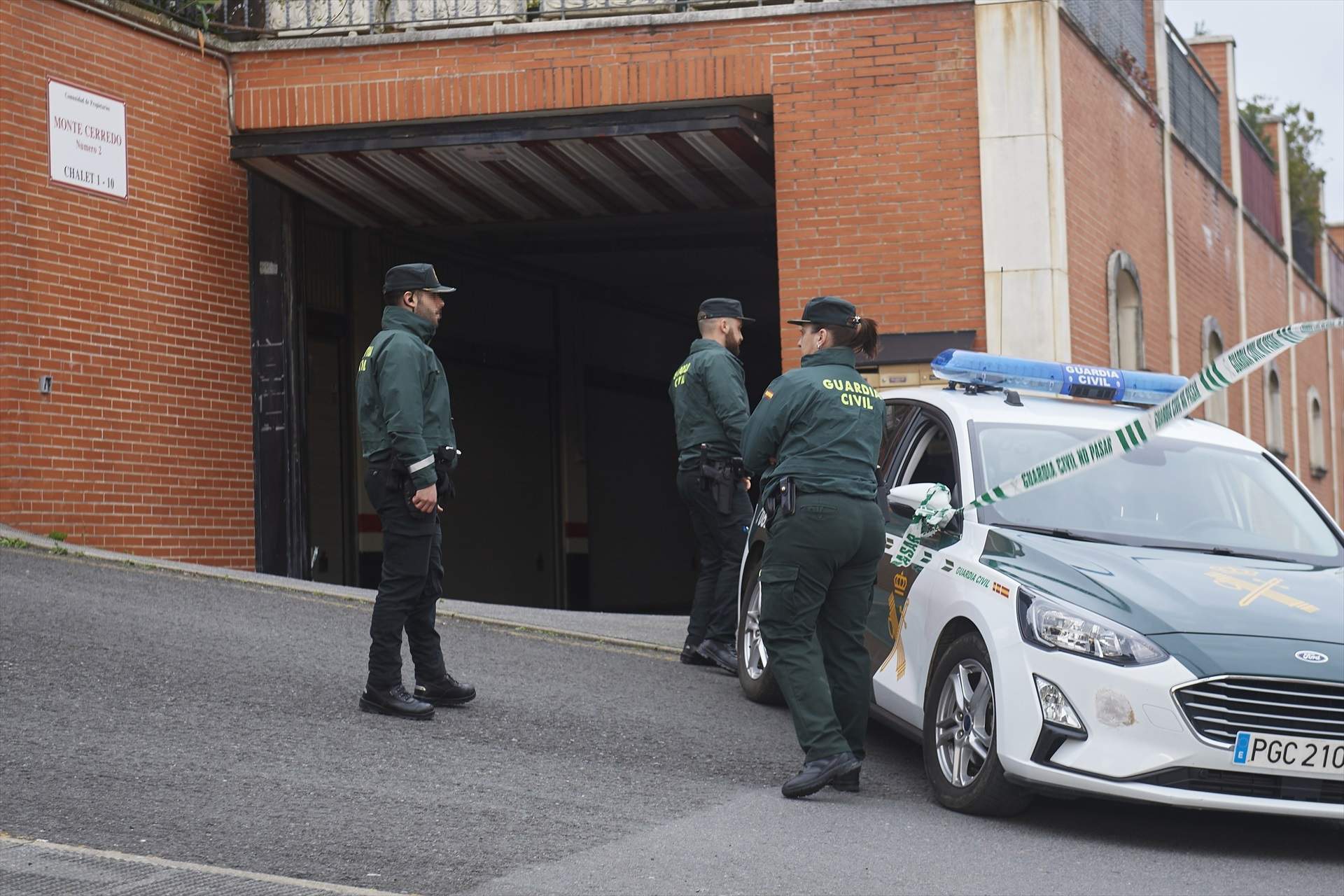 EuropaPress 5746280 coche guardia civil frente vivienda donde hallado cuerpo vida mujer febrero