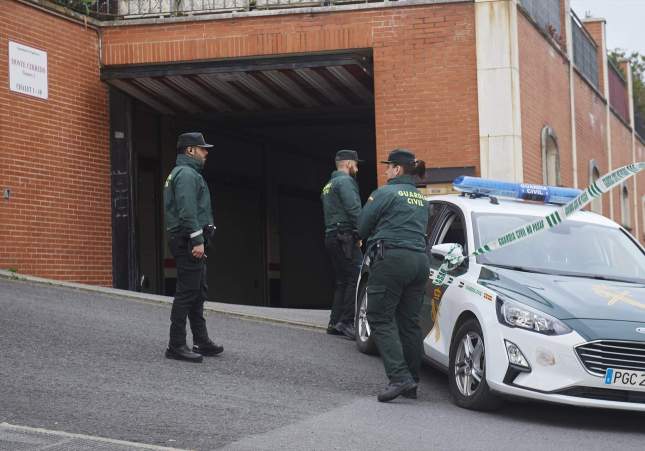 EuropaPress 5746280 coche guardia civil frente vivienda donde hallado cuerpo vida mujer febrero